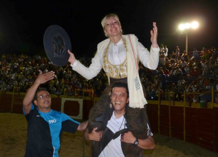 LA REJONEADORA MARIALBA VALENCIA SIGUE COSECHANDO TRIUNFOS EL DOMINGO SALIO POR LA PUERTA GRANDE EN RICAURTE CUNDINAM,ARCA